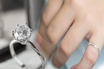 வெள்ளி மோதிரம் இந்த விரலில் அணிவதால் செல்வம் சேருமா ?