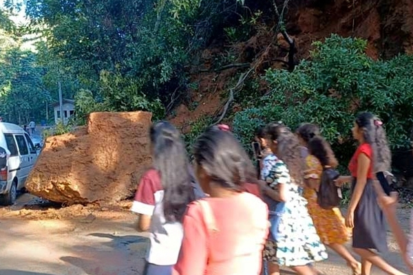 பலாங்கொடை - கதிர்காமம் வீதியின் போக்குவரத்து முற்றாக தடை | Balangoda Kathirgamam Road Completely Blocked