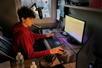 18 வயதிலே CEO; ஆண்டுக்கு ரூ.256 கோடி வருமானம் - படிக்க சீட் வழங்க மறுக்கும் பல்கலைகழகங்கள்