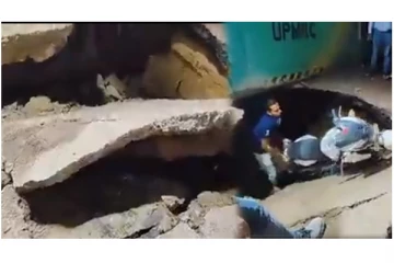 கான்பூர் மெட்ரோ ரயில் நிலையம் அருகே திடீரென ஏற்பட்ட ராட்சத பள்ளம் - மக்கள் அதிர்ச்சி...!