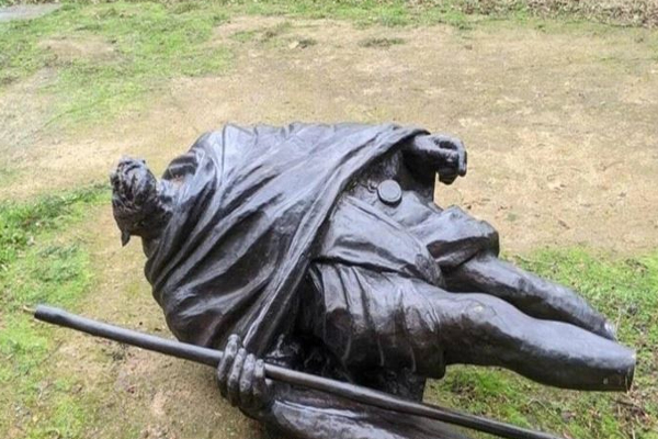 கனடா-வை அடுத்து இங்கயும்... தொடர்ந்து தாக்கப்படும் காந்தி சிலைகள்! பின்னணி என்ன? | Gandhi Statue Vandalised Punjab Canada And Us