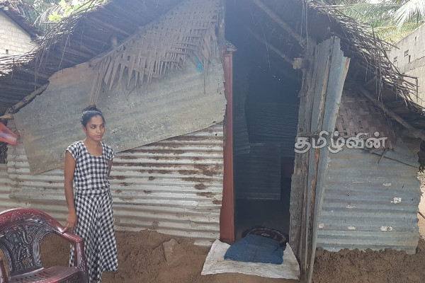 முல்லைத்தீவில் அரைகுறையாக நிர்மாணிக்கப்பட்ட வீடுகளில் அல்லல்படும் மக்கள் (Photos) | Temporary Housing When The House Is Incomplete