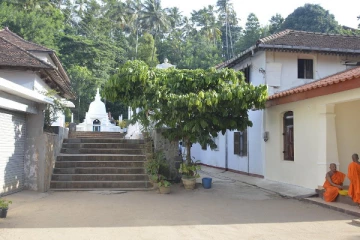 விகாரைகளுக்கு மின் கட்டணம் செலுத்த மறுக்கும் அஸ்கிரி பீடம்