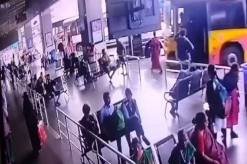 நடைமேடையில் பாய்ந்த அரசு பேருந்து: 3 பயணிகள் உடல் நசுங்கி பலி