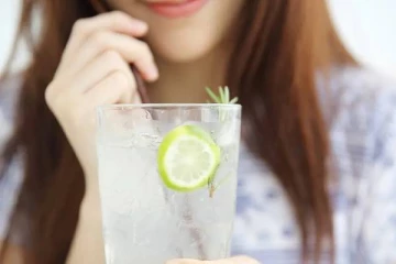 எலுமிச்சை கலந்த தண்ணீரை குடிப்பதனால்  இத்தனை பலன்களா!