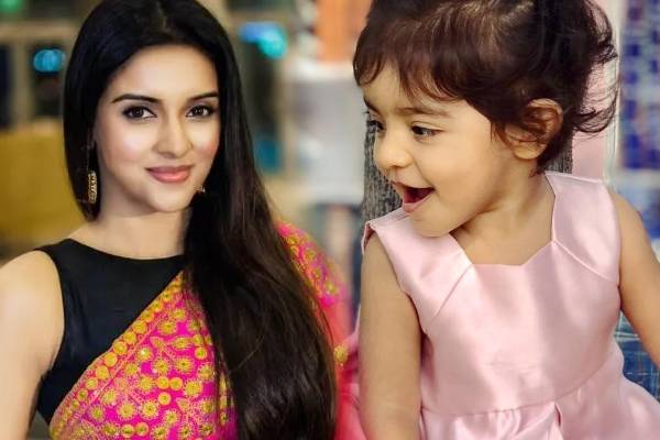 நடிகை அசின் மகளா இது!! ஆச்சு அசல் அம்மா உரித்து வைத்திருக்கும் ...