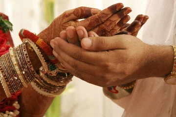 பதின்ம வயது சிறுமியை திருமணம் செய்ய முயன்ற இளைஞர் நையப்புடைப்பு