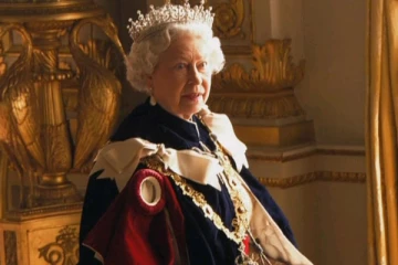 போட்டோஷூட்டுக்கு தாமதித்த பிரித்தானிய மகாராணி: கிரீடத்தை கழற்றுமாறு கூறிய புகைப்பட கலைஞர்!