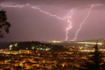 பிரான்சின் பெரும்பாலான பகுதிகளை துவம்சம் செய்ய இருக்கும் கடும் புயல்கள்: வானிலை எச்சரிக்கை