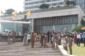 ගාලු මුවදොර බණ්ඩාරනායක පිළිරුව ආසන්නයේ රැදී සිටී හතර දෙනෙකුට සිදු වූ දේ