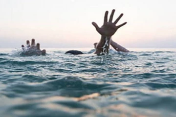 ඔරුවක් පෙරලීමෙන් පාසල් සිසුන් තිදෙනෙකු සහ ගුරුවරයෙකු ජීවිතක්ෂයට..!