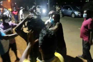 இராஜாங்க அமைச்சர் வியாழேந்திரனின் வீட்டிற்கு முன்பாக ஊடகவியலாளர்கள் மீது தாக்குதல்!