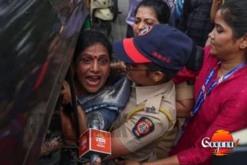 ඉන්දියාවේ මහාරාෂ්ට්‍රය ගිනිබත්වේ.