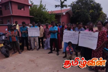 பூநகரி பிரதேச செயலகம் முன்பாக போராட்டத்தில் குதித்த மக்கள்!