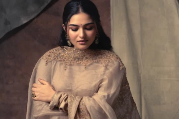 ஹோம்லி லுக்கில் கயாடு லோஹர் அசத்தலான போட்டோஷூட்