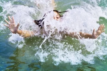 රැල්ල පෑගීමට ගිය මව, පුතා සහ තවත් දරුවෙකුට සිදු වුන සංවේදී සිදුවීම..