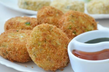 රස මිශ්‍රණය පැත්තක තියලා නූඩ්ල්ස් එකෙන් කට්ලට් හදමු.