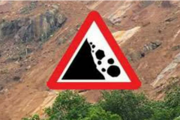 ஹட்டனில் மண்மேடு சரிந்து வீழ்ந்ததில் வீடு பாரிய சேதம்