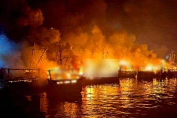 மது ட்ரீட்டு.. கொளுத்திவிட்டு ஓடிய யூடியூபர்கள், பயங்கர தீ விபத்து - கருகிய 36 படகுகள்!