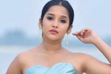 தொடை தெரியும்படியான ஆடை... அனிகாவின் முகம்சுழிக்க வைக்கும் புகைப்படம்