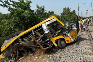 பள்ளி வேன் மீது ரயில் மோதி விபத்து; 3 மாணவர்கள் உயிரிழப்பு - யார் மீது தவறு?