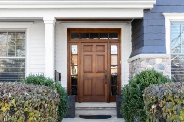 வாஸ்து: வீட்டின் வாசலில் இந்த பொருட்களை வைத்தால் வறுமை வருமாம்