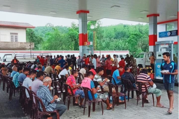 வரிசையில் காத்திருந்த மக்களை நெகிழ வைத்த எரிபொருள் நிலைய உரிமையாளர்