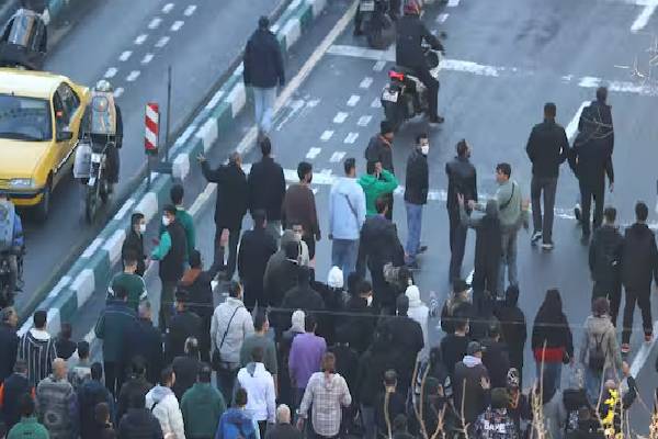 பணவீக்க நெருக்கடி ; ஈரான் முழுவதும் தீவிரமடைந்த போராட்டங்கள் | Inflation Crisis Protests Intensify Across Iran