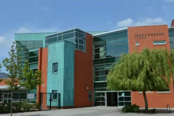 இந்திய வம்சாவளி ஆசிரியைக்கு பிரித்தானியாவில் கற்பிக்க தடை- வெளிவந்த மோசடி