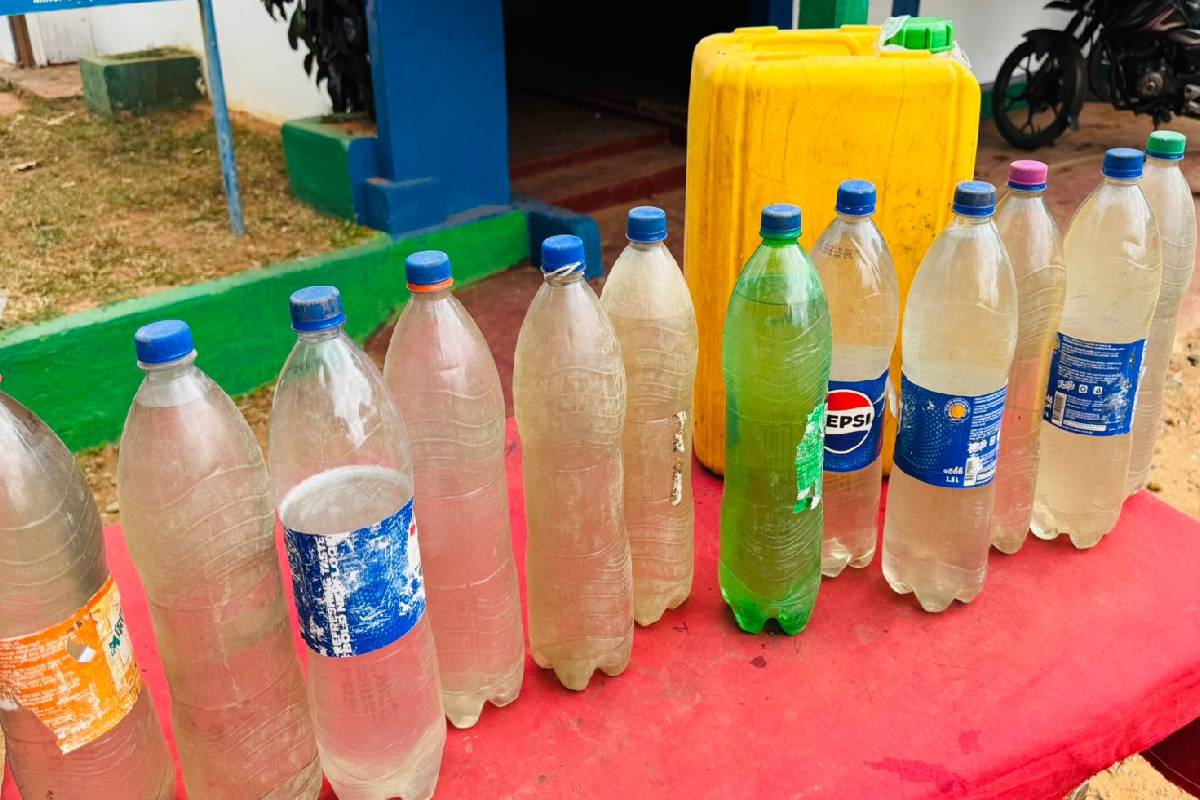சட்டவிரோத மதுபான நிலையம் முற்றுகை ; இருவர் கைது | Illegal Liquor Outlet Raided Two Arrested சட்டவிரோத மதுபான நிலையம் முற்றுகை ; இருவர் கைது | Illegal Liquor Outlet Raided Two Arrested