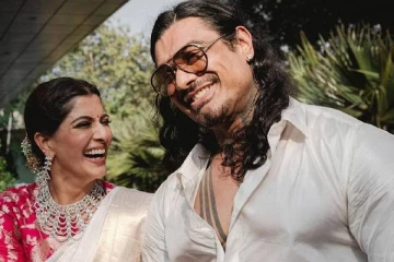 வரலட்சுமி பிறந்தநாளை யாருடன் கொண்டாடி உள்ளார் பாருங்க.. வைரலாகும் புகைப்படங்கள்