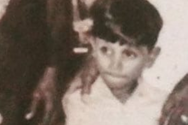 இந்த புகைப்படத்தில் இருக்கும் டாப் நட்சத்திரம் யார் தெரியுமா.. தெரிஞ்சா ஷாக் ஆகிடுவீங்க | Viral Photo Of Popular Person In Cinema