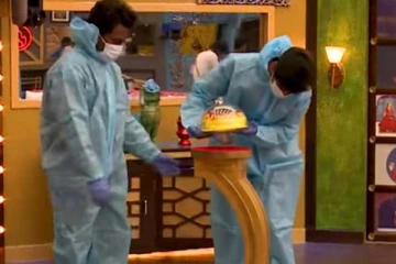 பிக்பாஸ் வீட்டிற்குள் முழுகவச உடையணிந்து வந்த இளைஞர்கள்: அதிரடியாக நுழைந்த புதிய வரவு யார்?