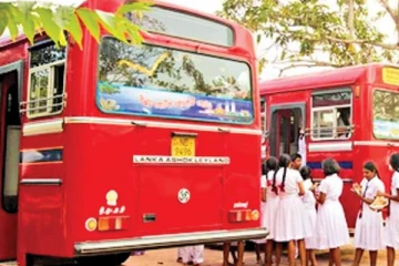 பேருந்திலிருந்து வீசப்பட்ட பாடசாலை மாணவன்!