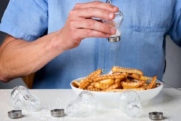 உணவில் அதிக உப்பு எடுத்துக்கொள்பவரா நீங்க? இந்த ஆபத்து உறுதி | What Are Negative Health Effects Of Salt