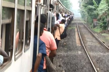 ரயிலின் மிதிபலகையில் நின்று பயணித்த நபருக்கு நேர்ந்த கதி