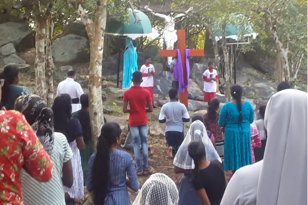 நாடளாவிய ரீதியில் இடம்பெறும் பெரிய வெள்ளியின் தவக்கால கூட்டுத்திருப்பலி ஒப்புக்கொடுக்கும் நிகழ்வு (Photos) | Jaffna Vavuniya Christian