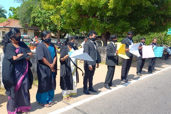 வடக்கில் சட்டத்தரணிகள் பணிப்புறக்கணிப்பு போராட்டம்! (படங்கள்) | Tamil Peoples Issue Fasting Protest