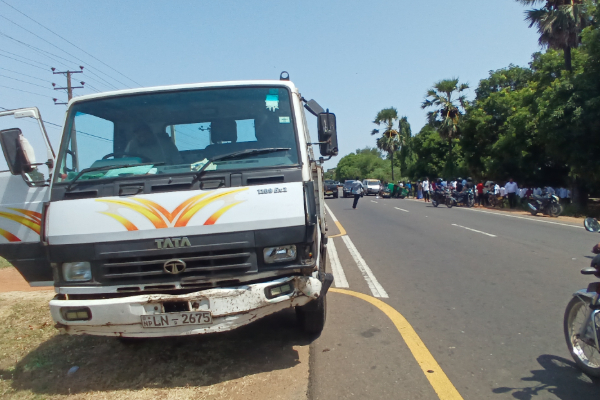 ஏ 9 வீதியில் கனரக வாகனம் முச்சக்கரவண்டியுடன் மோதி விபத்து | Heavy Vehicle Collides With Three Wheeler Accident
