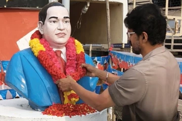 சட்டமேதை அம்பேத்கர் பிறந்தநாள்.. மலர் தூவி மரியாதை செய்த தவெக தலைவர் விஜய்