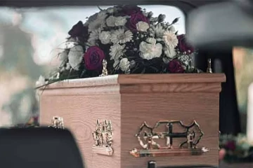 தாயின் உடலை 13 ஆண்டுகளாக சோபாவுக்குள் வைத்திருந்த மகன்!