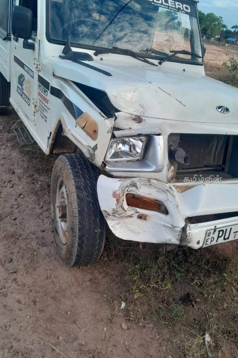 இரு லொறிகள் நேருக்கு நேர் மோதி விபத்து : ஒருவர் படுகாயம் | Two Lorries Collide On Accident One Injured இரு லொறிகள் நேருக்கு நேர் மோதி விபத்து : ஒருவர் படுகாயம் | Two Lorries Collide On Accident One Injured