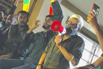 හොරු එලවන්න ආ මිලියනයේ විරෝධතාකරුවෝ ආධාර මුදල් තරගෙට කොල්ලකති.. සන්නස්ගල එලිපිට බැණ වැදුණු හැටි...