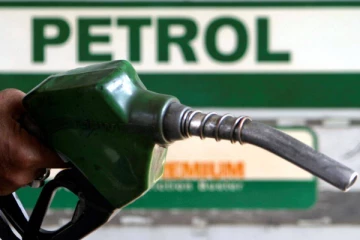 பெட்ரோல், டீசல் மீதான வரியை குறைப்பது சாத்தியமற்றது:  அமைச்சர் பழனிவேல் தியாகராஜன் அறிக்கையால் அதிர்ச்சி