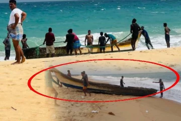 யாழில் கரையொதுங்கிய ஆளில்லா படகு(படங்கள்)