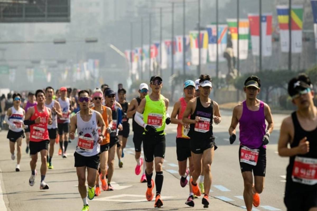 கொரிய எல்லைப்பகுதியில் திடீர் வெப்பநிலை உயர்வு : 8 வீரர்கள் வைத்தியசாலையில் அனுமதி | Marathon Korean Border Athletes Admitted Hospital