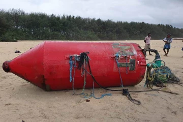 மட்டக்களப்பு கடற்கரையில் கரையொதுங்கிய மர்மப் பொருள்