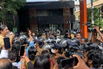 கொழும்பின் முக்கிய பகுதியில் பதற்றம்! வீதித்தடைகளை அகற்ற முயற்சி - விசேட அதிரடிப்படை குவிப்பு (Live)