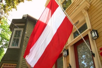 வீட்டில் நாளாந்தம் ஒரு நாட்டின் கொடியை பறக்க விடும் கனேடிய தம்பதியினர்