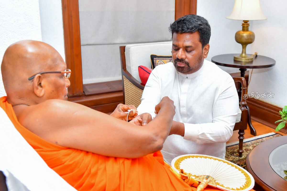 நாட்டின் முன்னேற்றம் தொடர்பில் ஜனாதிபதியுடன் தேரர்கள் விசேட கலந்துரையாடல் | Headmaster Inquired With The President Country